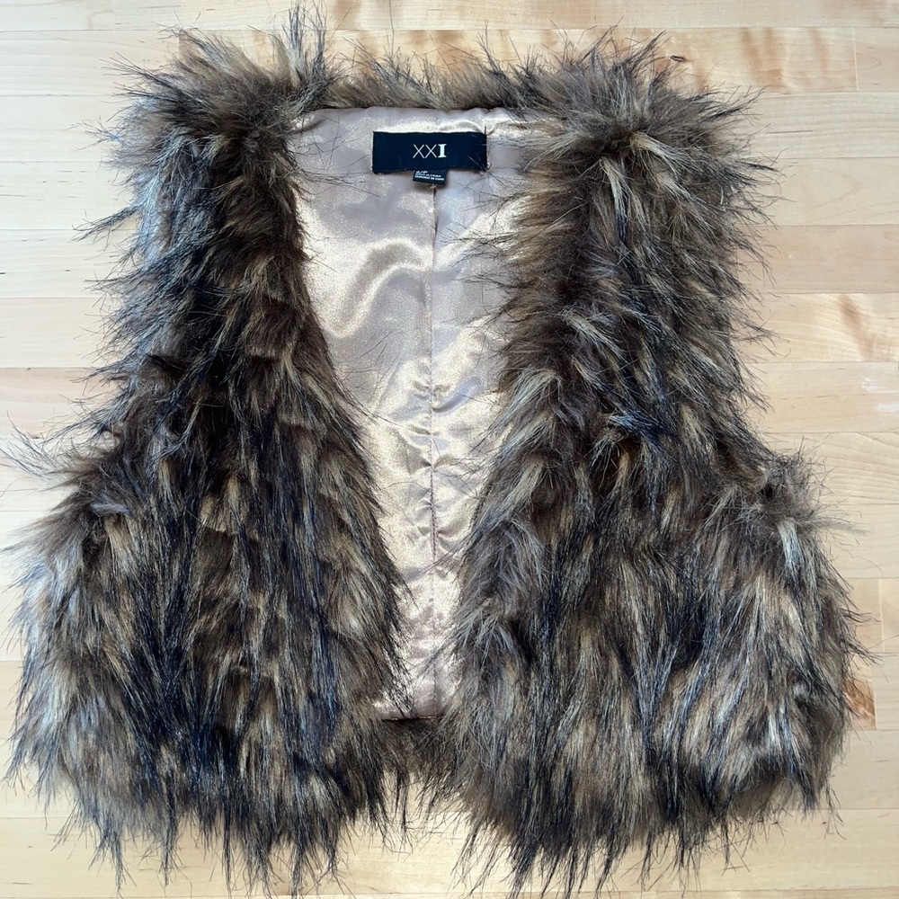 FOREVER21 Faux Fur Crop Vest (Small)
